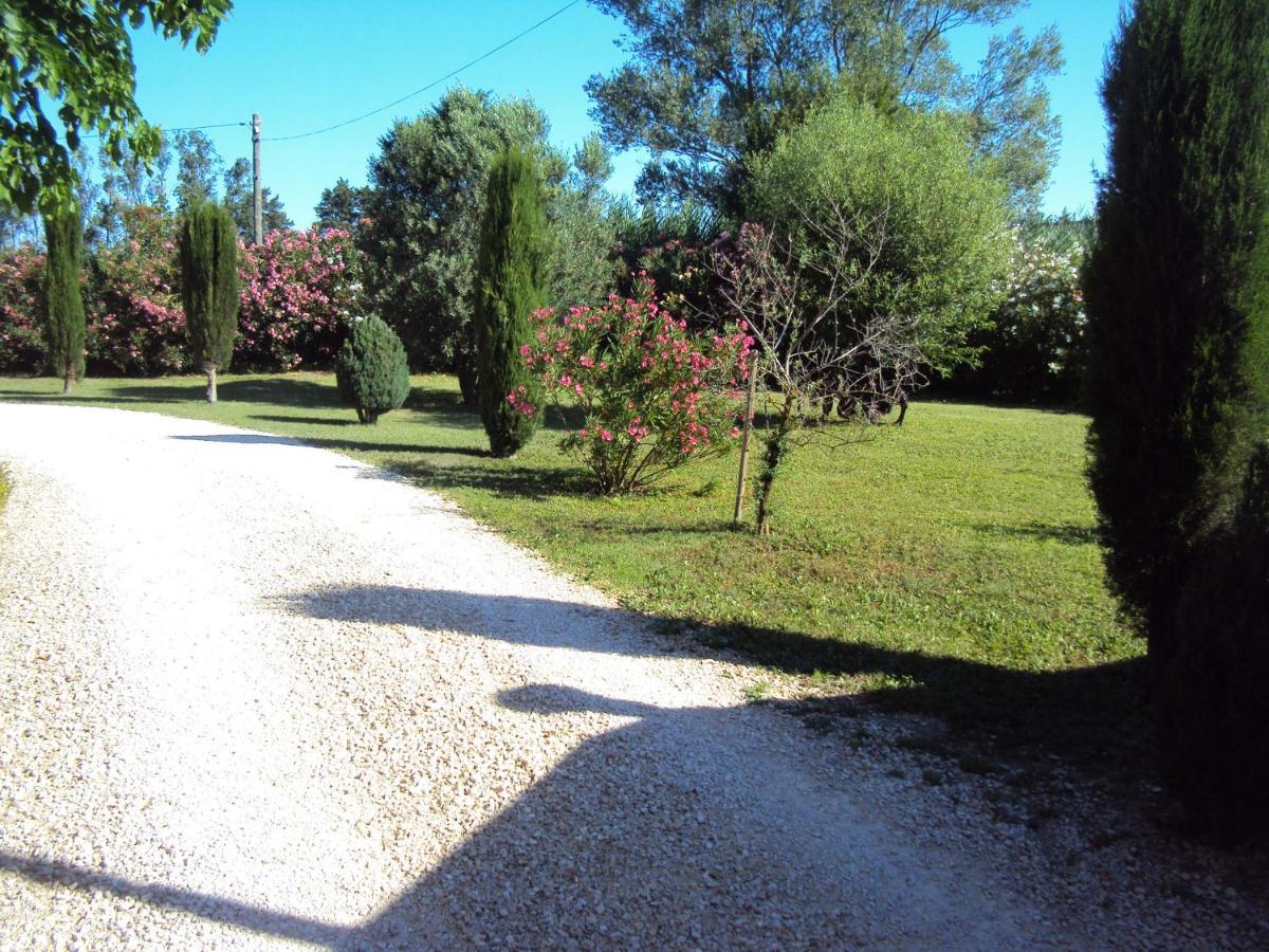B&B La Douloire แปร์นส์-เลส์-ฟงแตนส์ ภายนอก รูปภาพ