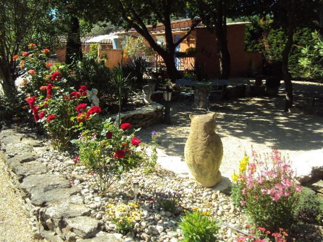 B&B La Douloire แปร์นส์-เลส์-ฟงแตนส์ ภายนอก รูปภาพ