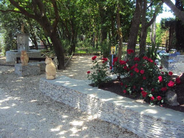 B&B La Douloire แปร์นส์-เลส์-ฟงแตนส์ ภายนอก รูปภาพ