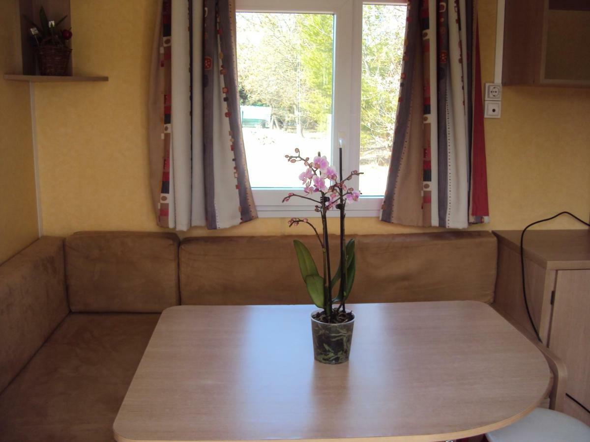 B&B La Douloire แปร์นส์-เลส์-ฟงแตนส์ ภายนอก รูปภาพ
