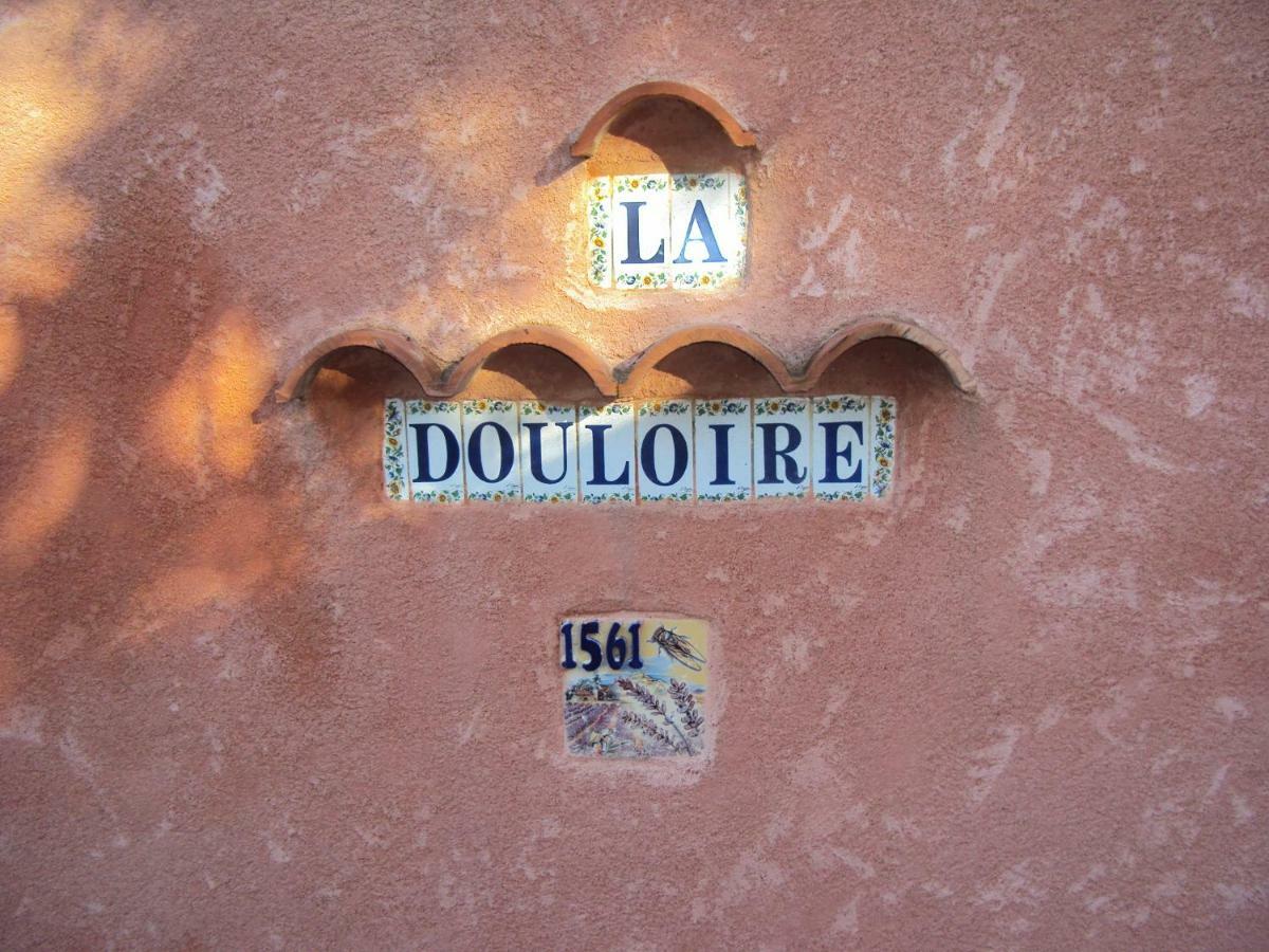 B&B La Douloire แปร์นส์-เลส์-ฟงแตนส์ ภายนอก รูปภาพ